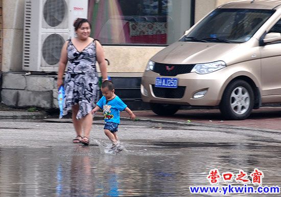 頑童戲水家長應(yīng)監(jiān)督