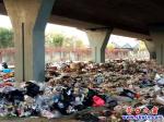 營(yíng)口市立交橋下一大片垃圾為創(chuàng)城添亂