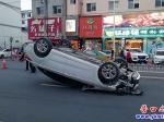 營(yíng)口：一轎車“四輪朝天”躺在路中間