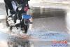 營口：路面積水 市民謹(jǐn)慎2