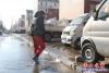 營口：路面積水 市民謹(jǐn)慎3